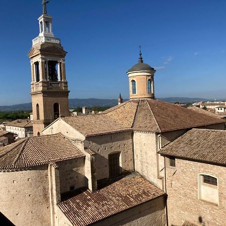 Affittacamere La Terrazza Sul Campanile Foligno Bagian luar foto