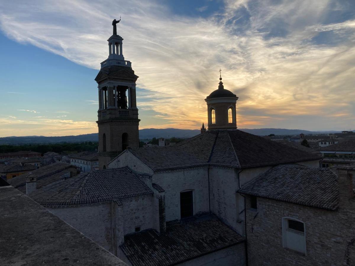Affittacamere La Terrazza Sul Campanile Foligno Bagian luar foto