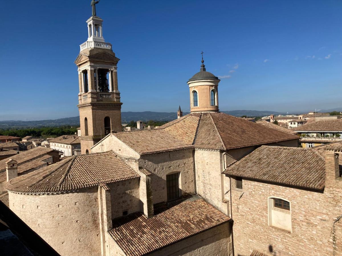 Affittacamere La Terrazza Sul Campanile Foligno Bagian luar foto